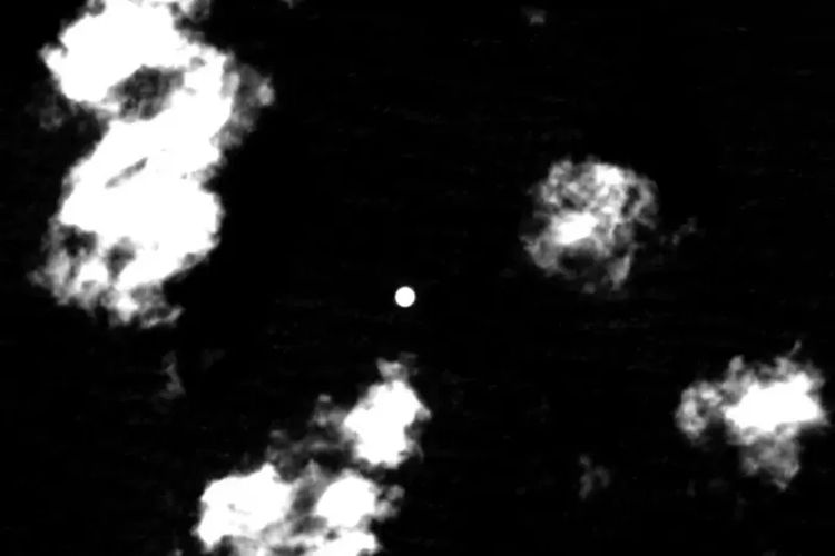 Citra satelit dari balon mata-mata yang dicurigai berada di atas Jepang.