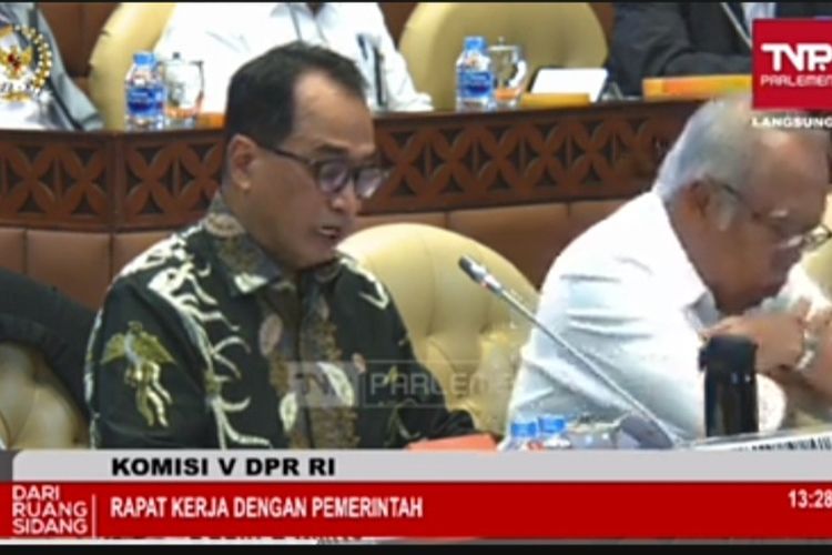 Menteri Perhubungan Budi Karya Sumadi saat Rapat Kerja dengan Komisi V DPR RI di Jakarta, Selasa (21/11/2023).