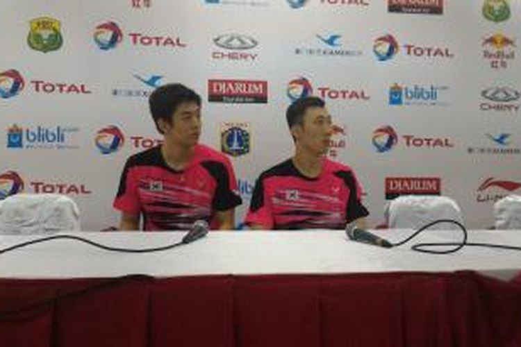 Pebulu tangkis ganda putra, Lee Yong-dae/Yoo Yeon-seong, hadir pada konferensi pers setelah pertandingan babak kedua Kejuaraan Dunia 2015 di Istora, Jakarta, Rabu (12/8/2015).