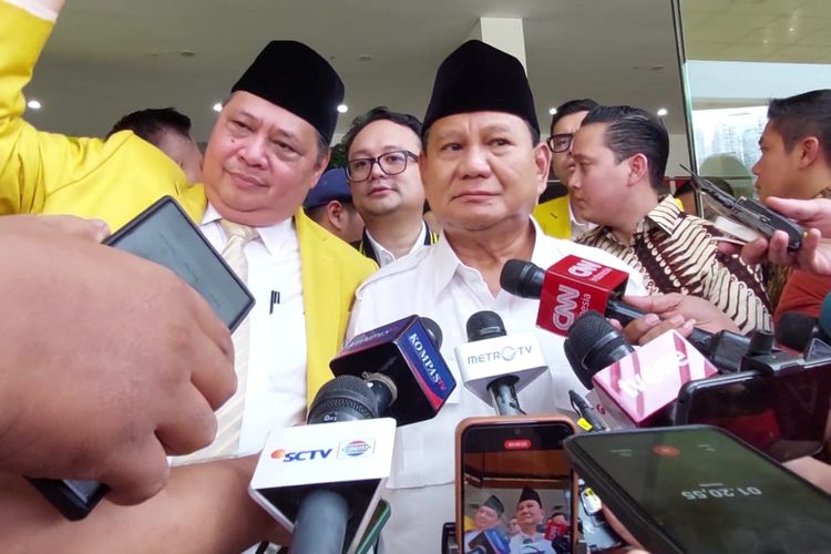 Bakal capres KIM Prabowo Subianto dan Ketum Partai Golkar Airlangga Hartarto di Kantor DPP Partai Golkar, Jakarta, Jumat (20/10/2023).