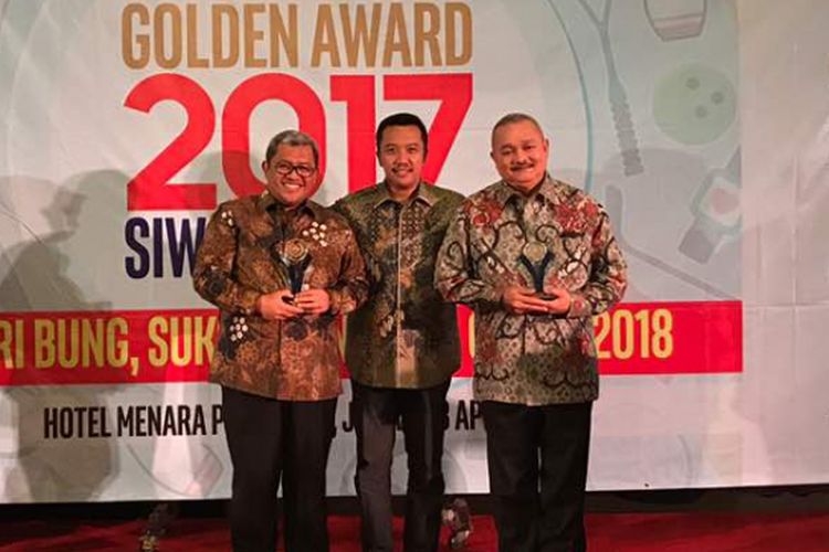 Persatuan Wartawan Indonesia (PWI) memberikan penghargaan pada Gubernur Sumatera Selatan Alex Noerdin (kanan) dan Gubernur Jawa Barat Ahmad Heryawan (kiri) sebagai Gubernur Peduli Olahraga. Penghargaan diserahkan langsung oleh Menteri Pemuda dan Olahraga Imam Nahrawi (tengah) pada Jumat (28/4/2017) di Jakarta.