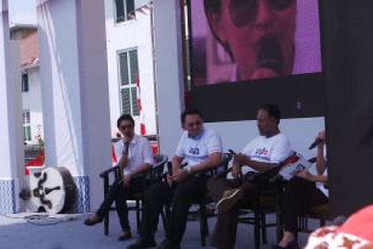 Wakil Gubernur DKI Jakarta Basuki Tjahaja Purnama (tengah) bersama Wakil Ketua KPK Bambang Widjojanto (kanan) serta artis peran Lola Amaria saat menjadi pembicara di Kanal KPK, Kota Tua, Jakarta, Minggu (17/8/2014).