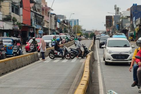 Semrawutnya Jalan Jatinegara Barat: Angkot Berhenti di Tengah Jalan, Pengendara Motor Serobot Trotoar dan 