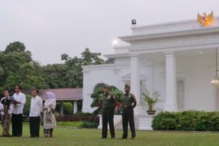 Presiden Joko Widodo dan Wakil Presiden Jusuf Kalla berserta istri masing-masing dalam pengumuman kabinet di halaman Istana Negara, Minggu (26/10/2014).
