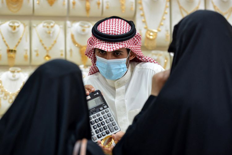 Aktivitas jual beli sebuah toko perhiasan di pasar emas Taliba, ibu kota Arab Saudi, Riyadh, pada 29 Juni 2020.