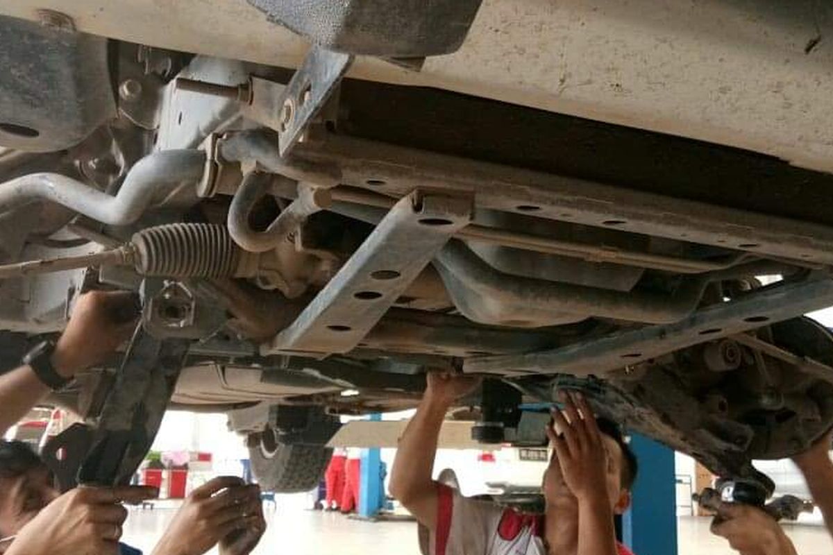 Mekanik bengkel resmi Toyota sedang melakukan pergantian komponen tie rod