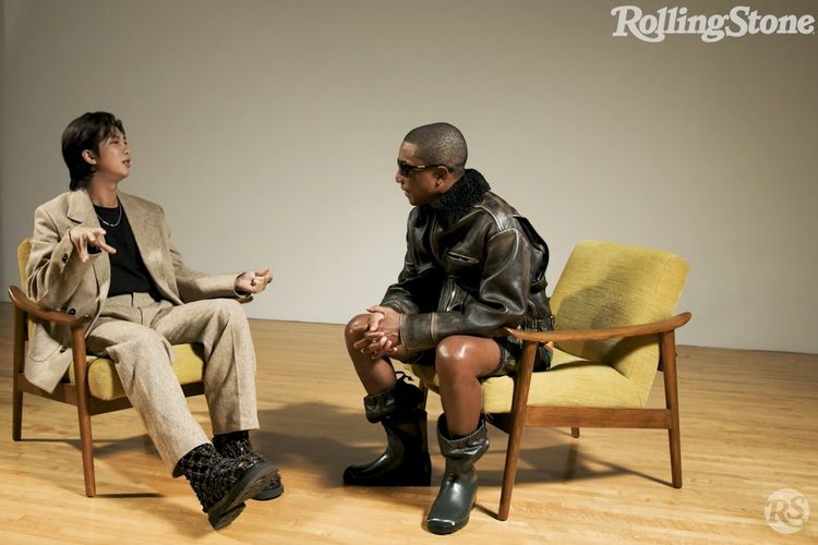 RM BTS (kiri) berbincang dengan Pharrell untuk majalah Rolling Stone.
