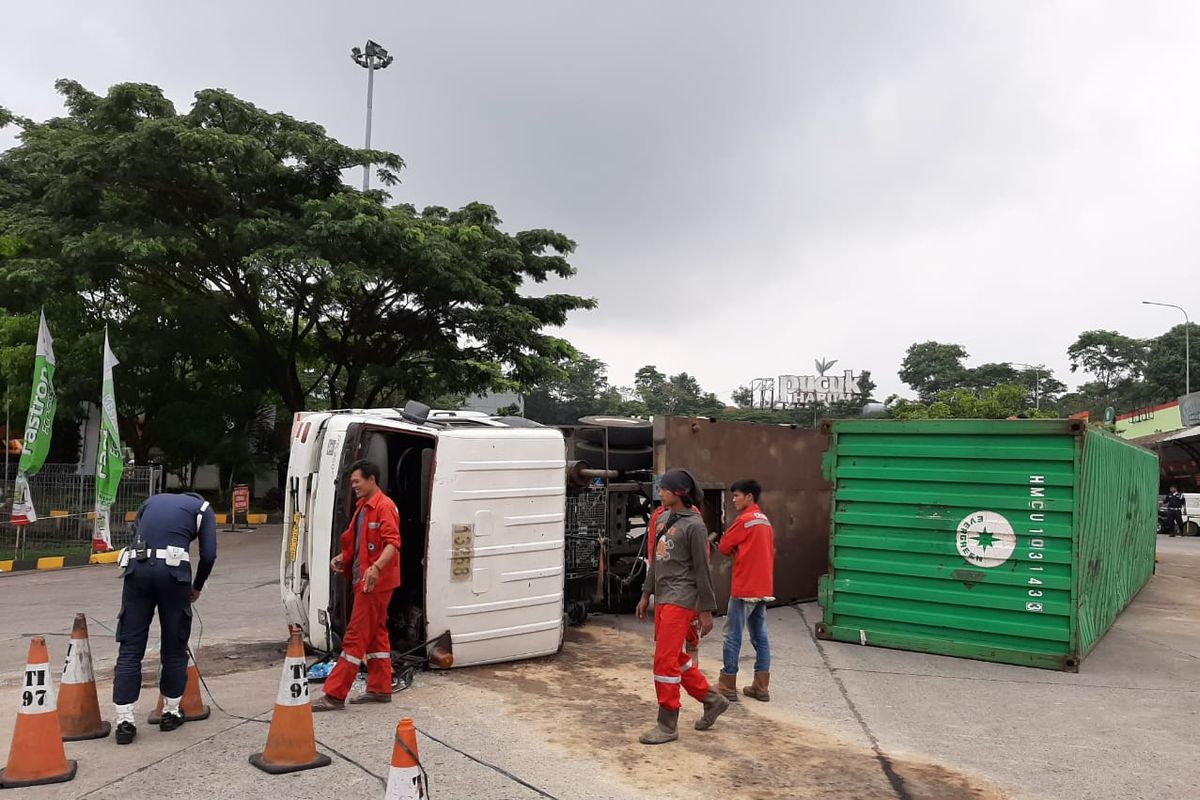 Truk trailer terguling di rest area KM 97 Cipularang