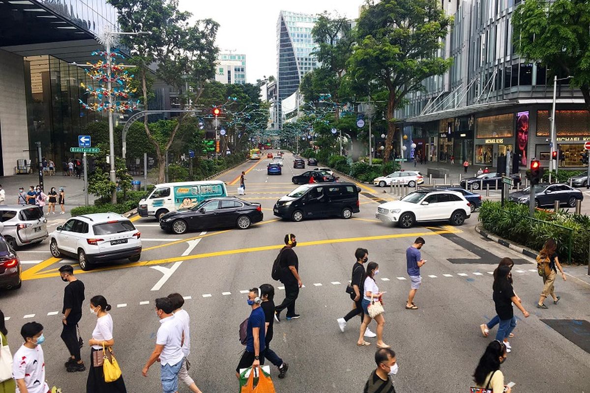 Keramaian warga Singapura yang memakai masker terlihat di surga belanja Orchard Road, Kamis (29/10/2020). Singapura saat ini masih berada dalam fase 2 menuju tatanan hidup baru atau new normal melawan pandemi Covid-19. 