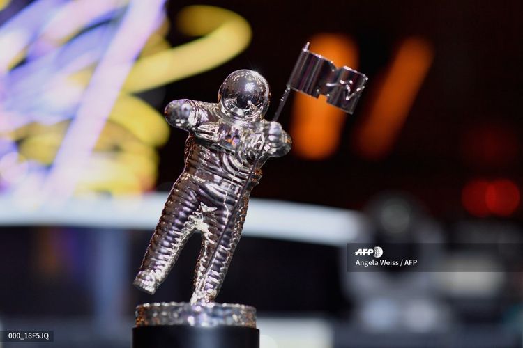 Trofi VMA yang biasa disebut Moon Person dipajang pada konferensi pers MTV Video Music Awards 2018 di Radio City Hall, New York City, pada 17 Agustus 2018.