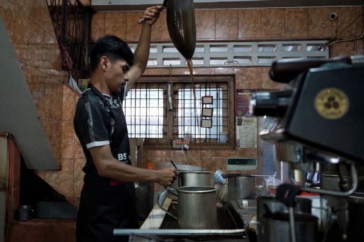 Barista warung Kopi Solong tengah mempersiapkan kopi. Warung kopi legendaris di Banda Aceh ini sudah berdiri sejak 1974.