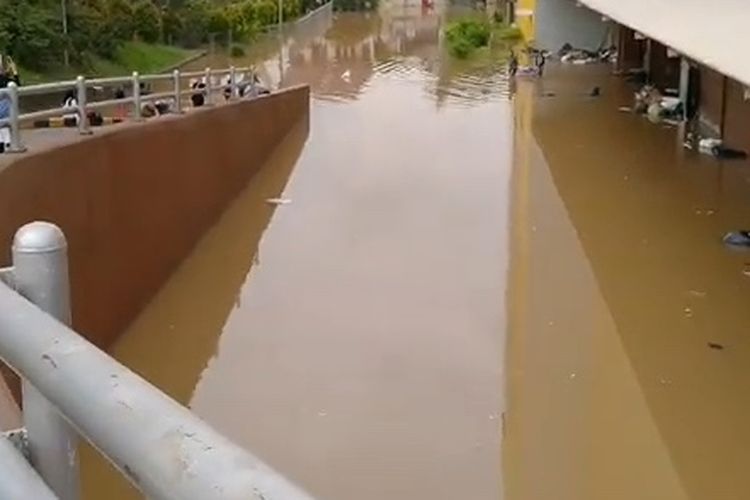 Mal Cipinang Indah, Jakarta Timur juga turut banjir.