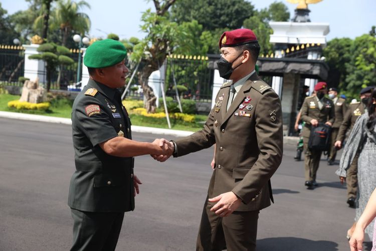 Kepala Staf Angkatan Darat (KSAD) Jenderal Dudung Abdurachman menerima kunjungan Panglima Angkatan Darat Singapura Brigadir Jenderal David Neo di Markas Besar Angkatan Darat (Mabesad), Jakarta. Selasa, (10/5/2022). 