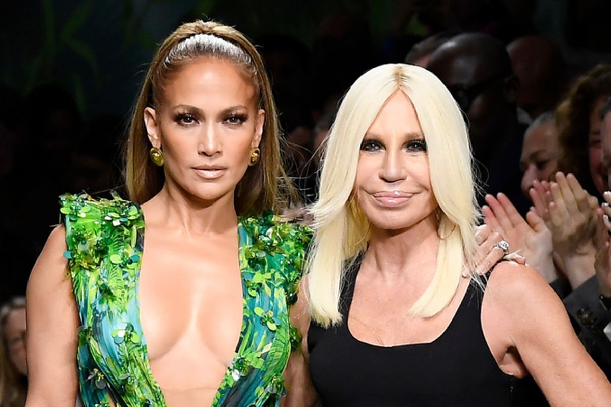Jennifer Lopez dan Donatella Versace saat Peragaan busana Versace Spring Summer 2020, Milan Fashion Week, Italia - 20 Sep 2019