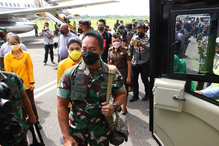 Panglima TNI Jenderal Andika Perkasa saat tiba di Bandara Mozes Kilangin Timika, Rabu (22/12/2021)