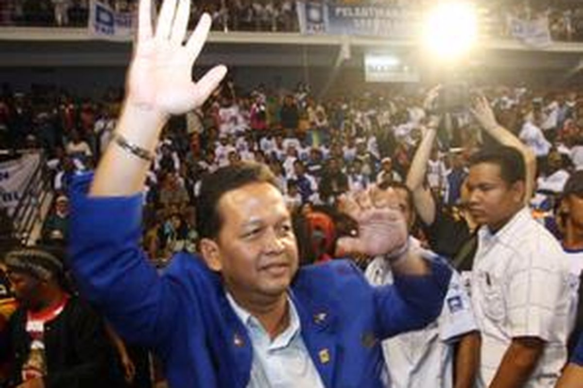 Ketua Umum Partai Amanat Nasional, Soetrisno Bachir, menyapa para kader dan simpatisan di Tumengguang Indoor Sport Hall, Batam, Minggu (16/3) lalu.