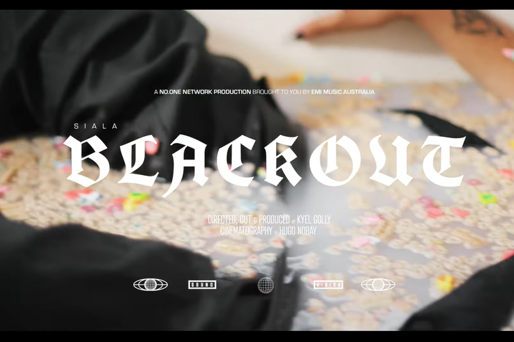 Tangkapan layar video klip Blackout - Siala pada kanal YouTube resmi SialaVEVO
