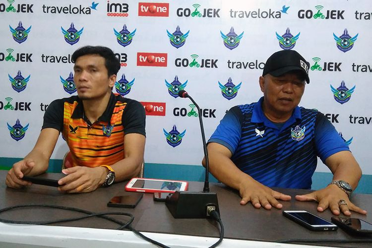 Pelatih Persegres Gresik United Hanafi (kanan) dan April Hadi, selepas pertandingan kontra PS TNI.