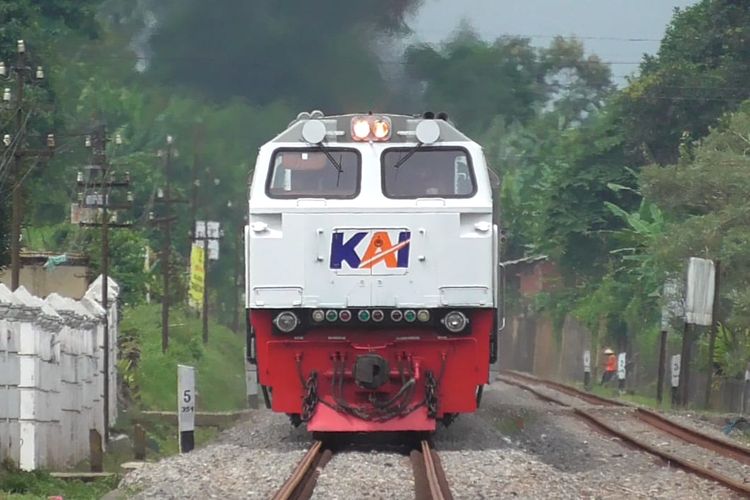 Pelanggan kereta api Jarak Jauh dengan usia 18 tahun ke atas yang belum mendapatkan vaksinasi ketiga (booster) wajib menunjukkan hasil negatif tes RT-PCR 3x24 jam. 