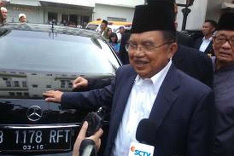 Wakil presiden terpilih Jusuf Kalla seusai mengikuti shalat Idul Adha di Masjid Sunda Kelapa, Jakarta Pusat, Minggu (5/10/2014) pagi.