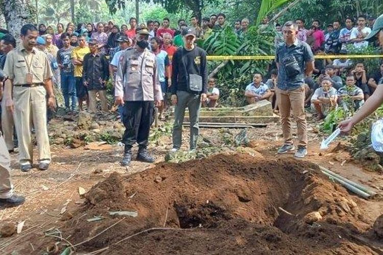 Olah TKP di TPU Desa Binangun, Kecamatan Mrebet, Kabupaten Purbalingga saat geger karena salah satu makam ditemukan dalam keadaan terbuka, Senin (20/5/2024) pagi. 