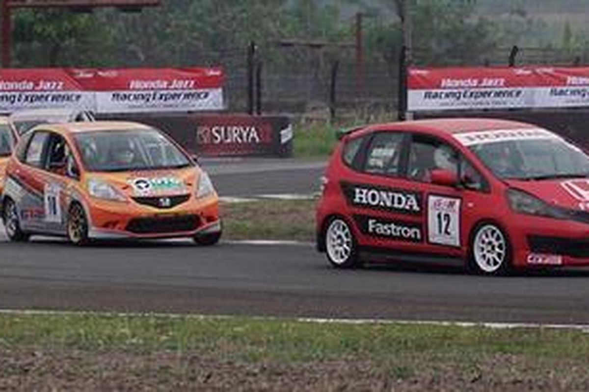 Tes mobil dilakukan secara bersamaan dipimpin sebuah pace car yang dikemudikan pembalap professional