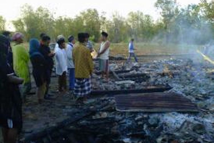 Rumah empat janda di Desa Larangan Slampar, hangus jadi arang setelah dibakar api, Jumat (18/10/2013).