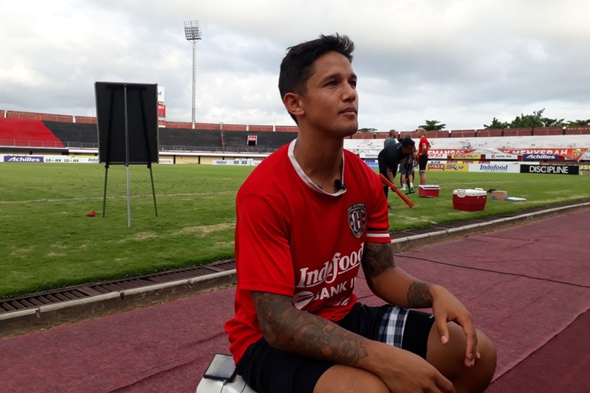 Penyerang Bali United, Irfan Bachdim, menjalani sesi wawancara seusai berlatih di Stadion Kapten I Wayan Dipta, Kamis (25/5/2017). 