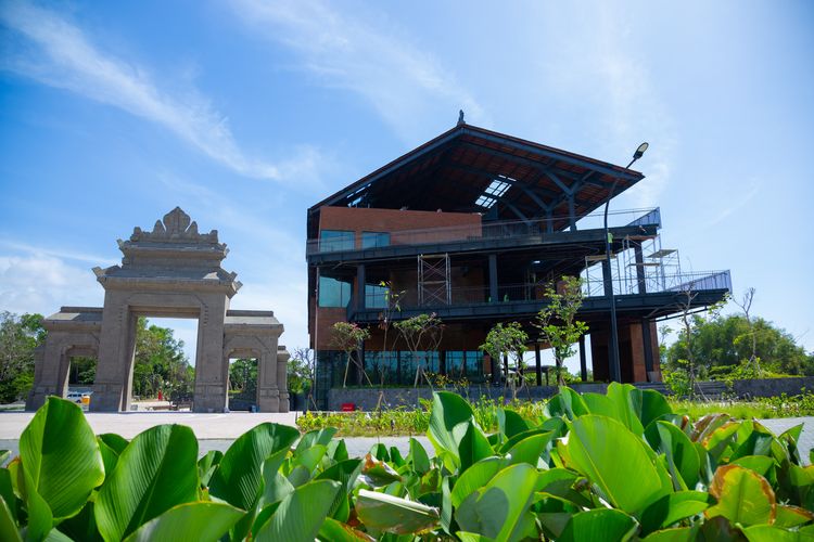 Gerbang Tsinghua University di UID Bali Campus.