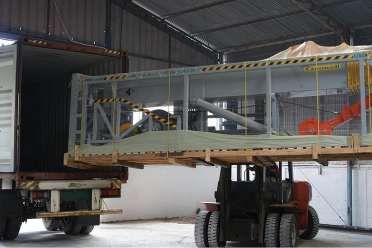 Proses pemuatan peralatan slickline/wireline ke dalam kontainer sebelum dikirim ke Malaysia sebagai bagian dari ekspor perdana produk manufaktur sektor energi.