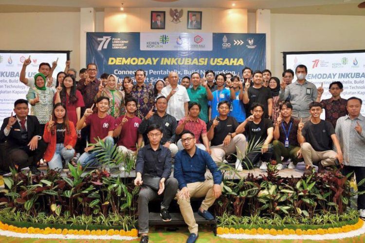Menteri Koperasi dan Usaha Kecil Menengah (MenKopUKM) Teten Masduki dalam acara Demoday Inkubasi Usaha bertajuk, Connecting Pentahelix, Build Networking, dan Infuse Smart Solution Technology to The Society di Denpasar Selatan, Bali, Sabtu (12/11/2022).