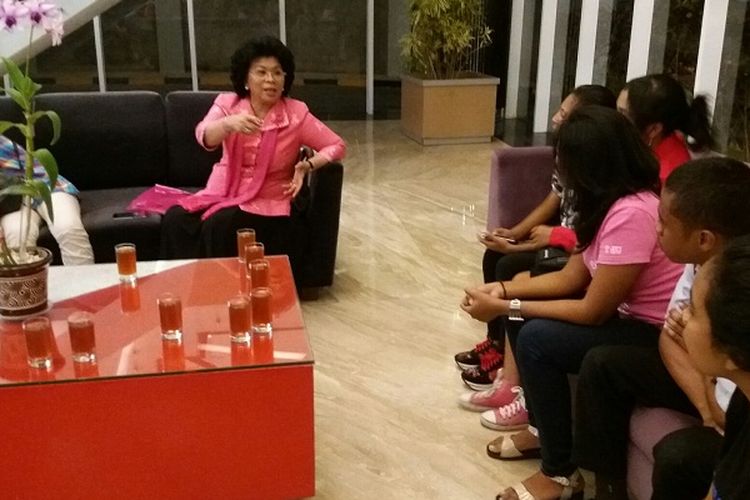 Mantan Menteri Negara Pemberdayaan Perempuan dan Perlindungan Anak (PPPA)Linda Amalia Sari (Linda Gumilar), saat berdiskusi dengan sejuemlah remaja asal NTT di lobi Hotel Aston Kota Kupang, Jumat (19/5/2017) malam