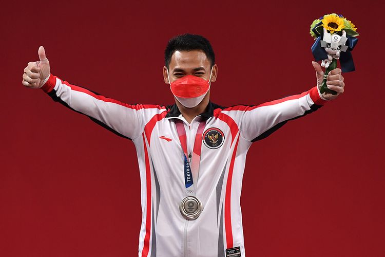 Selebrasi lifter Indonesia Eko Yuli Irawan sesuai meraih medali perak kelas 61 kg putra Grup A Olimpiade Tokyo 2020 di Tokyo International Forum, Tokyo, Jepang, Minggu (25/7/2021). Eko Yuli berhasil mempersembahkan medali perak dengan total angkatan 302 kg.