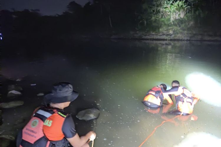 Pencarian korban hilang di Sungai Progo oleh Tim SAR Gabungan. Minggu (4/6/2023) malam