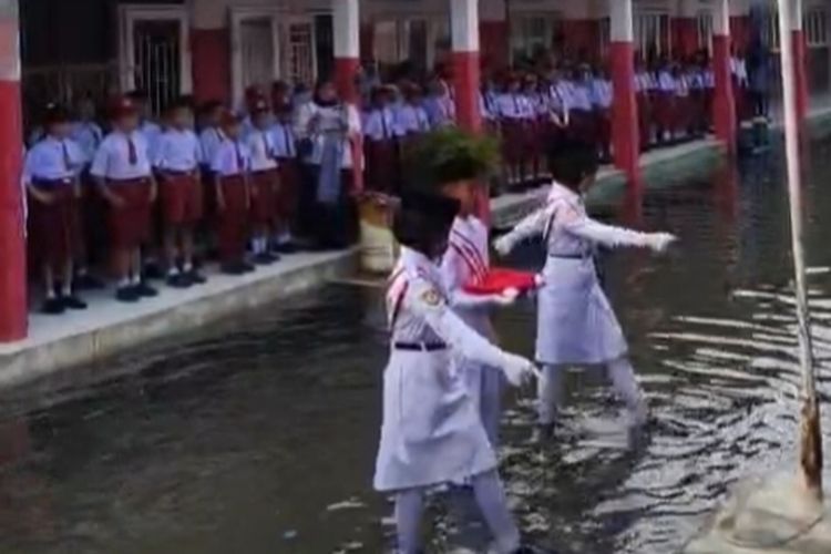 Kaki Terendam Banjir Rob, Anak-Anak SD di Medan Tetap Upacara dan Kibarkan Merah Putih