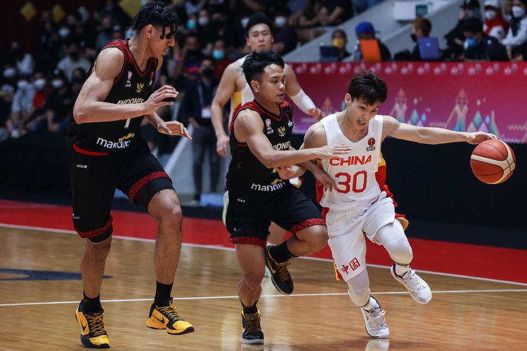 Pemain timnas basket China, Jie Xu mencoba melewati pemain timnas basket Indonesia pada laga playoff FIBA Asia Cup 2022 di Istora Senayan, Jakarta, Senin (18/7/2022). Indonesia kalah dengan skor 58-108.