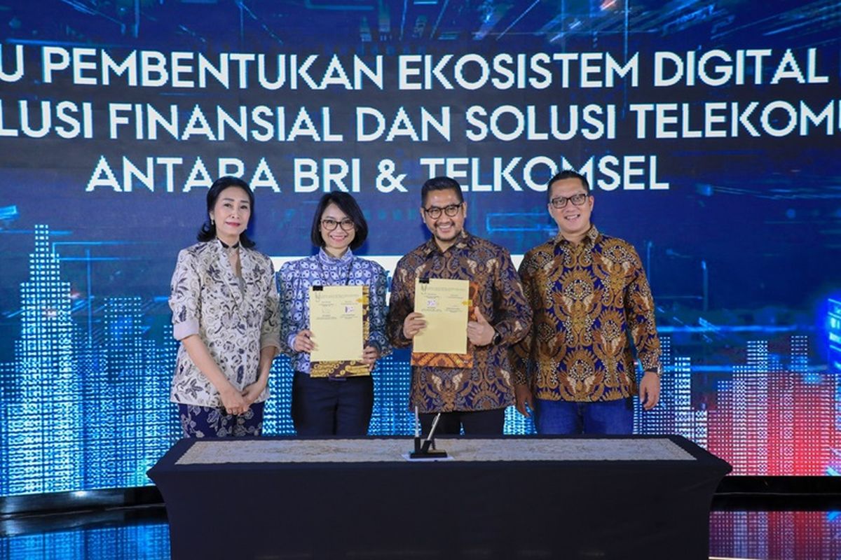 PT Bank Rakyat Indonesia (Persero) Tbk (BRI) melakukan penandatanganan nota kesepahaman atau memorandum of understanding (MoU) dengan Telkomsel di Transformation Center Gedung BRI 1, Jakarta, Selasa (14/5/2024).