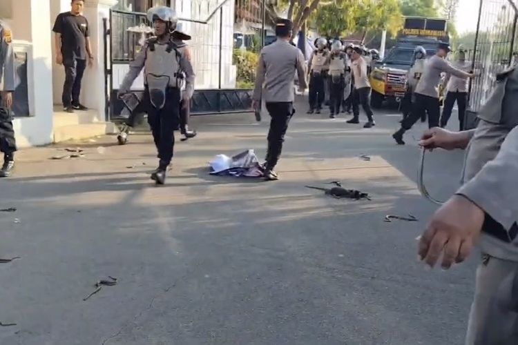 Kecewa Tak Ditemui Bupati Lucky Hakim, Massa Lempar Ular ke Pendopo Indramayu 