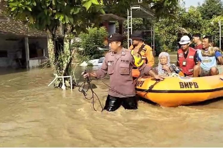Evakuasi korban banjir di Kabupaten Demak. (dok. Polres Demak)