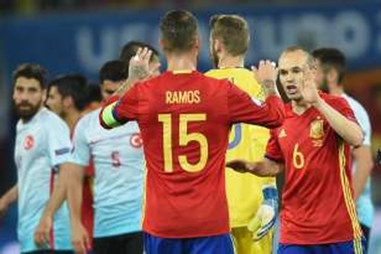 Bek Spanyol, Sergio Ramos (tengah) dan gelandang Spanyol Andres Iniesta (kanan), melakukan selebrasi setelah Spanyol meraih kemenangan 3-0 atas Turki pada pertandingan penyisihan Grup D Piala Eropa 2016 di Stadion Allianz Riviera, Nice, Jumat (17/6/2016).