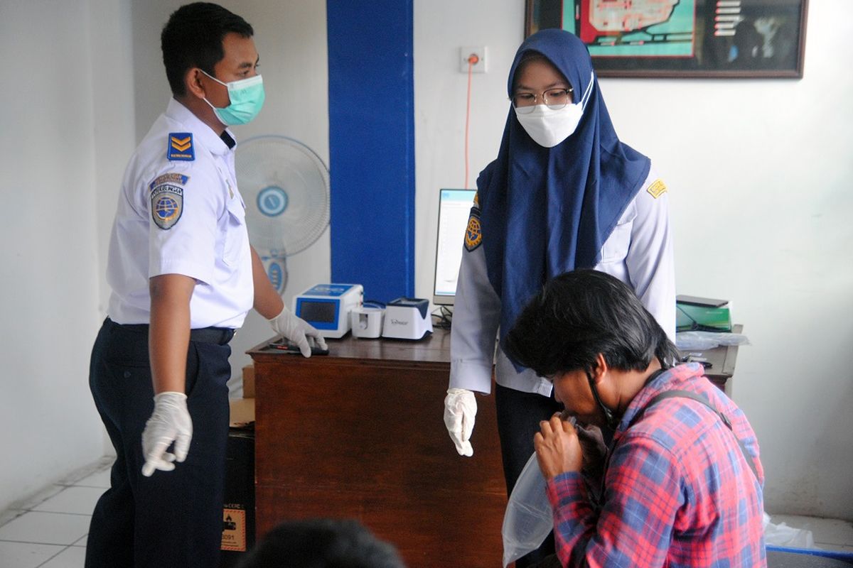 Calon penumpang mengikuti uji coba penerapan tes GeNose C19 di Terminal Kelas 1A Baranangsiang, Kota Bogor, Jawa Barat, Sabtu (1/5/2021). Badan Pengelola Transportasi Jabodetabek (BPTJ) Kementerian Perhubungan melakukan uji coba penerapan tes GeNose C19 di Terminal Baranangsiang, Bogor dengan target sasaran sebanyak 300 calon penumpang yang diambil secara acak sebagai upaya pencegahan penularan COVID-19 dan antisipasi menghadapi lonjakan penumpang. ANTARA FOTO/Arif Firmansyah/hp.