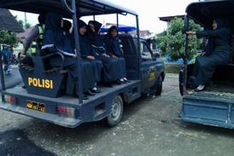 Polisi wanita dan wilayatul hisbah merazia warung sebelum salat Jumat di Lhoksukon, Aceh Utara
