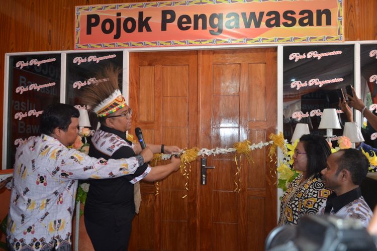 Komisioner Bawaslu RI, Frits Siregar meresmikan gedung pojok pengawasan Bawaslu Papua di Jalan Berdikari No 2 Gedung Sarina,  Kota Jayapura,  Papua, Selasa (11/12/2017).