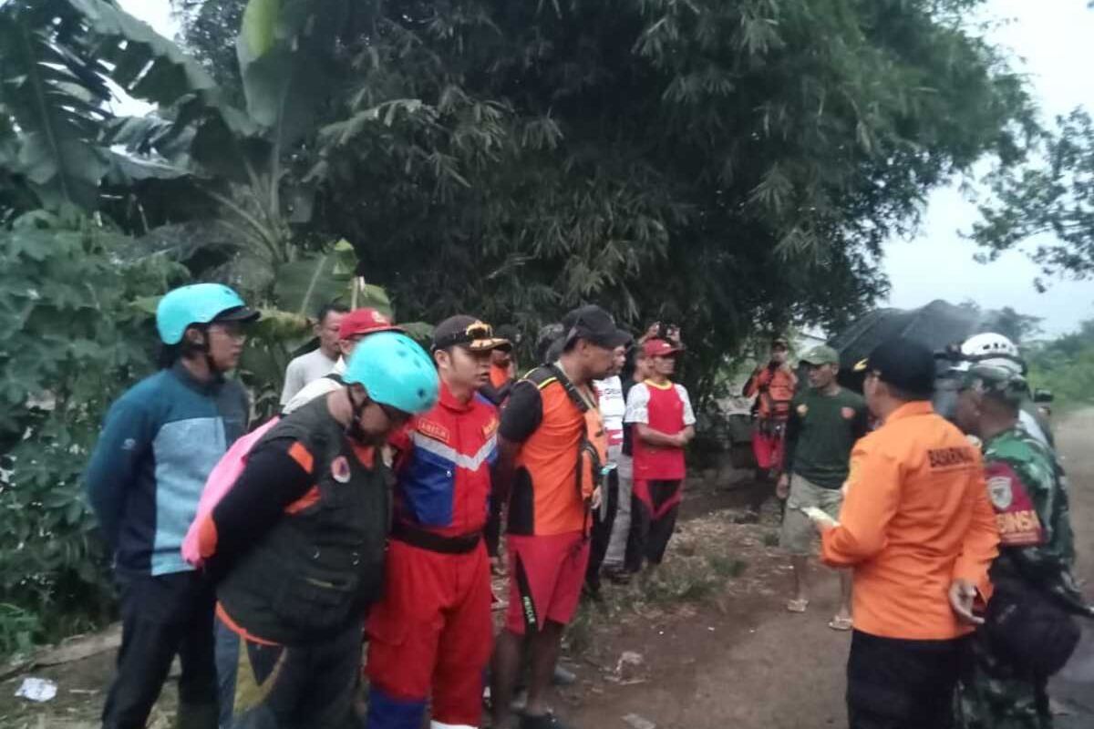 Tim SAR Gabungan saat melaksanakan koordinasi untuk melakukan pencariam seorang pemuda asal Kecamatan Solokajeruk, Kabupaten Bandung, Jawa Barat yang tenggelam di Sungai Citarum, pada Minggu (8/5/2023)