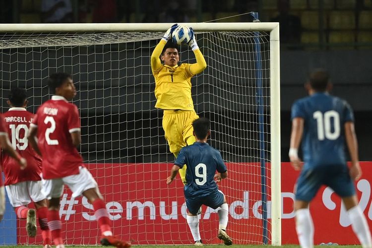 Kiper Tim Nasional Indonesia U19 Cahya Supriadi (ketiga kanan) menangkap bola tembakan pesepak bola Tim Nasional Brunei Darussalam U19 Idzzaham Aleshahmezan (kedua kanan) dalam laga penyisihan Grup A Piala AFF U19 2022 di Stadion Patriot Candrabhaga, Bekasi, Jawa Barat, Senin (4/7/2022). Terkini, Cahya Supriadi menjadi salah satu dari sembilan pemain Persija Jakarta yang dipanggil Shin Tae-yong ke timnas U20. (ANTARA FOTO/Aditya Pradana Putra/wsj. )