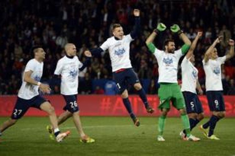 Para pemain Paris Saint-Germain (dari kiri ke kanan): Javier Pastore, Christophe Jallet, Lucas Digne, Salvatore Sirigu, Marquinhos, dan Edinson Cavani merayakan gelar juara Ligue 1 musim 2013-14.