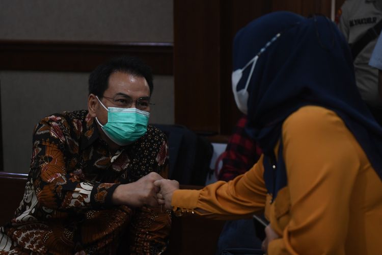 Mantan Wakil Ketua DPR Azis Syamsuddin bersiap menyampaikan keterangan dalam sidang lanjutan kasus dugaan suap penanganan perkara yang diusut KPK dengan terdakwa, mantan penyidik KPK AKP Stepanus Robin Pattuju dan pengacara Maskur Husain di Pengadilan Tipikor, Jakarta, Senin (25/10/2021). Sidang itu beragenda mendengarkan keterangan saksi-saksi. ANTARA FOTO/Akbar Nugroho Gumay/aww.