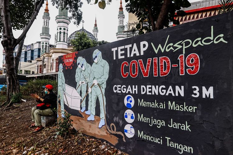 Mural yang dibuat oleh petugas prasarana dan sarana umum (PPSU)  bertemakan kewaspadaan virus Corona atau Covid-19 terlihat di kawasan Tebet, Jakarta Selatan, Jumat (14/8/2020). Mural tersebut memperlihatkan petugas medis membawa sebuah peti yang mengingatkan warga agar selalu waspada dengan Covid-19 dan mencegahnya dengan 3M (Memakai Masker, Menjaga Jarak dan Mencuci Tangan).