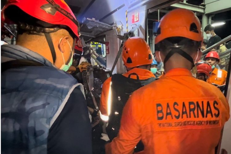 7 Penumpang Masih Terjepit di Gerbong KRL, Evakuasi Terkendala Ruang Sempit