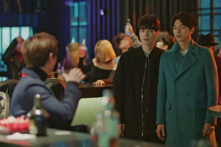 Gong Yoo (paling kanan) dan Lee Dong Wook (tengah) dalam film drama Goblin.
